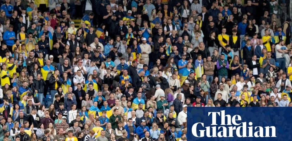 Multitud de aficionados en estadio durante un evento deportivo