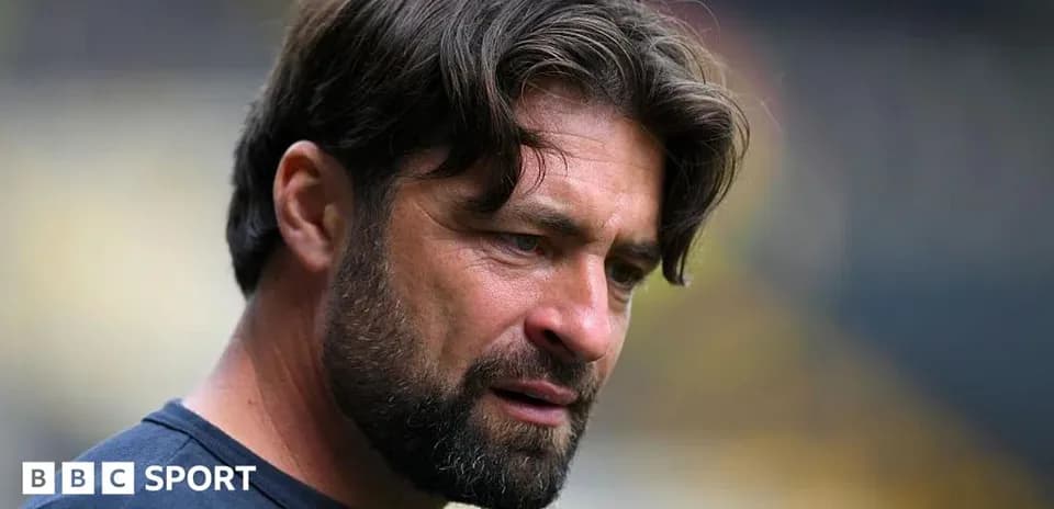 Entrenador observando durante el calentamiento del equipo