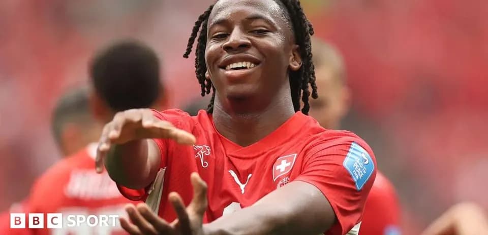 Jugador suizo celebrando en el campo de fútbol