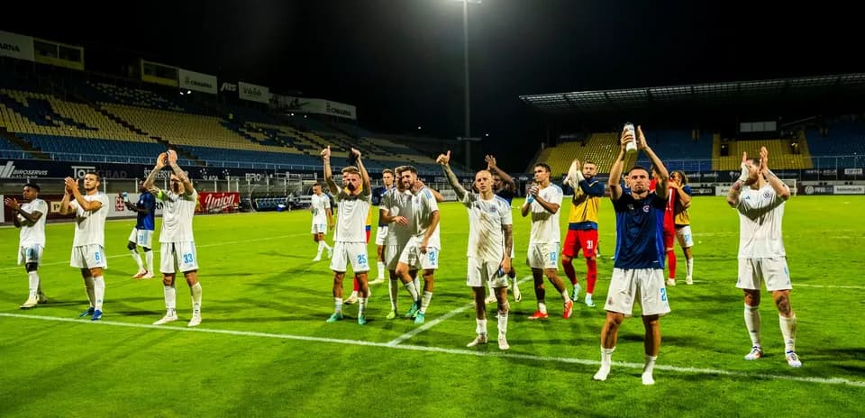 Jugadores de Slovan Bratislava celebrando en el campo