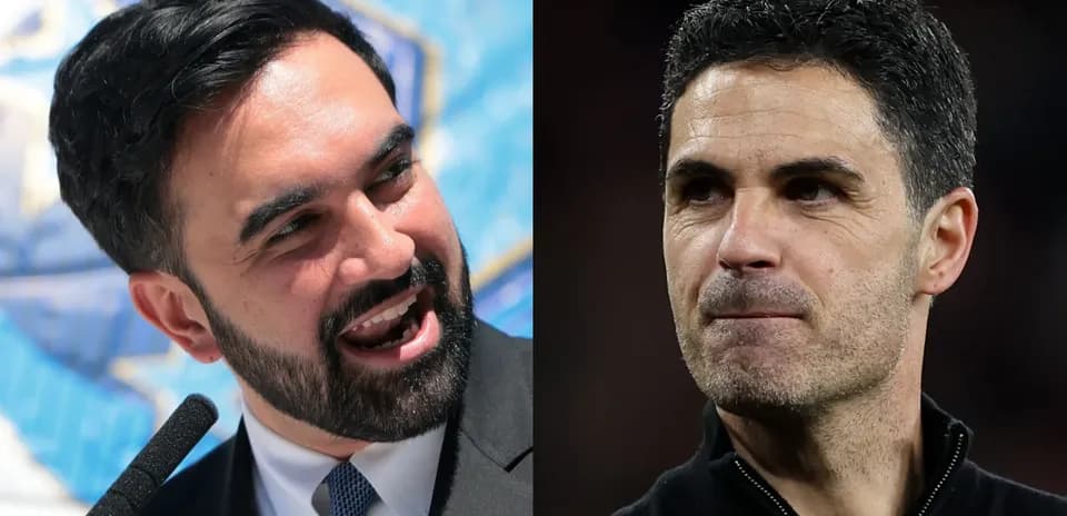 Dos hombres en una conferencia, uno hablando