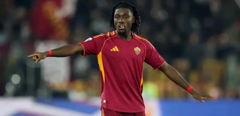 Jugador de la Roma dirigiendo a su equipo en el campo
