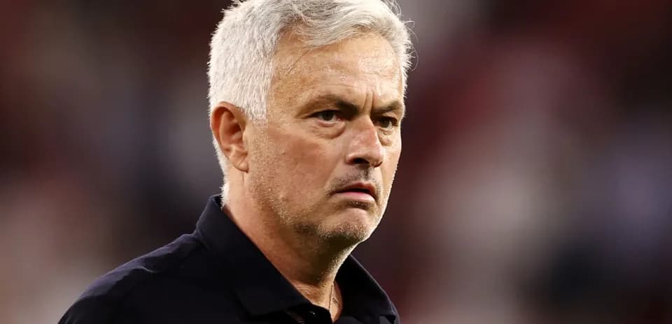 Entrenador observando el juego desde la línea lateral