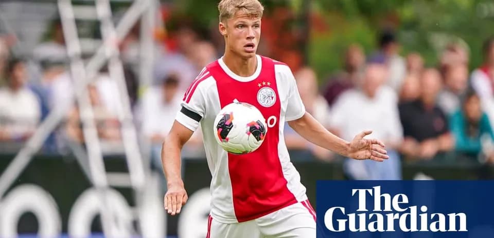 Jugador de Ajax controlando el balón en el campo