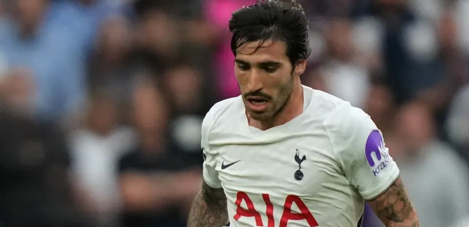 Jugador de Tottenham corriendo con el balón en el partido