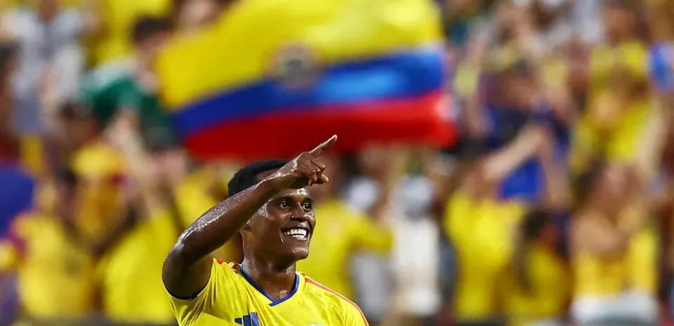 Jugador colombiano celebrando con afición en el estadio