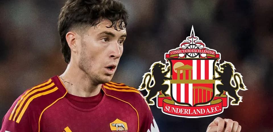 Jugador de la Roma con escudo de Sunderland A.F.C.