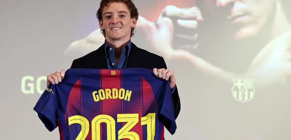 Jugador presenta camiseta del FC Barcelona con su nombre