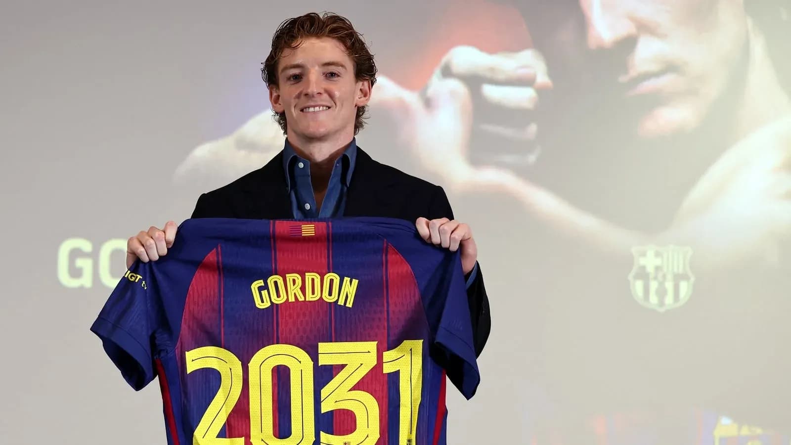 Jugador presenta camiseta del FC Barcelona con su nombre