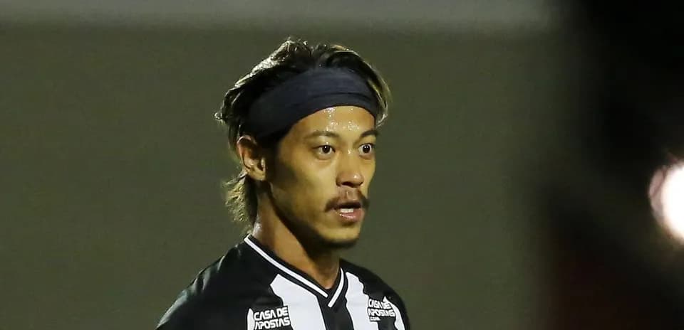 Jugador en acción durante un partido de fútbol