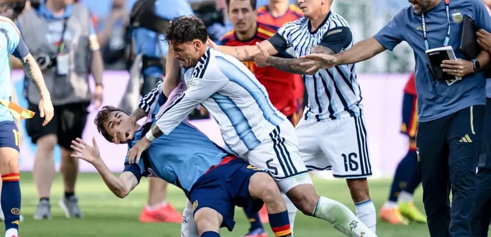 Jugadores de Argentina y España en confrontación en el campo