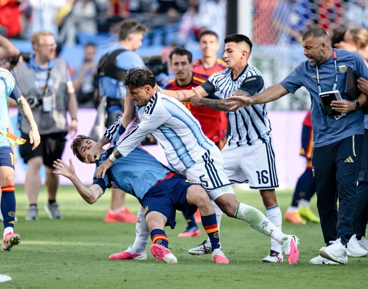 Jugadores de Argentina y España en confrontación en el campo