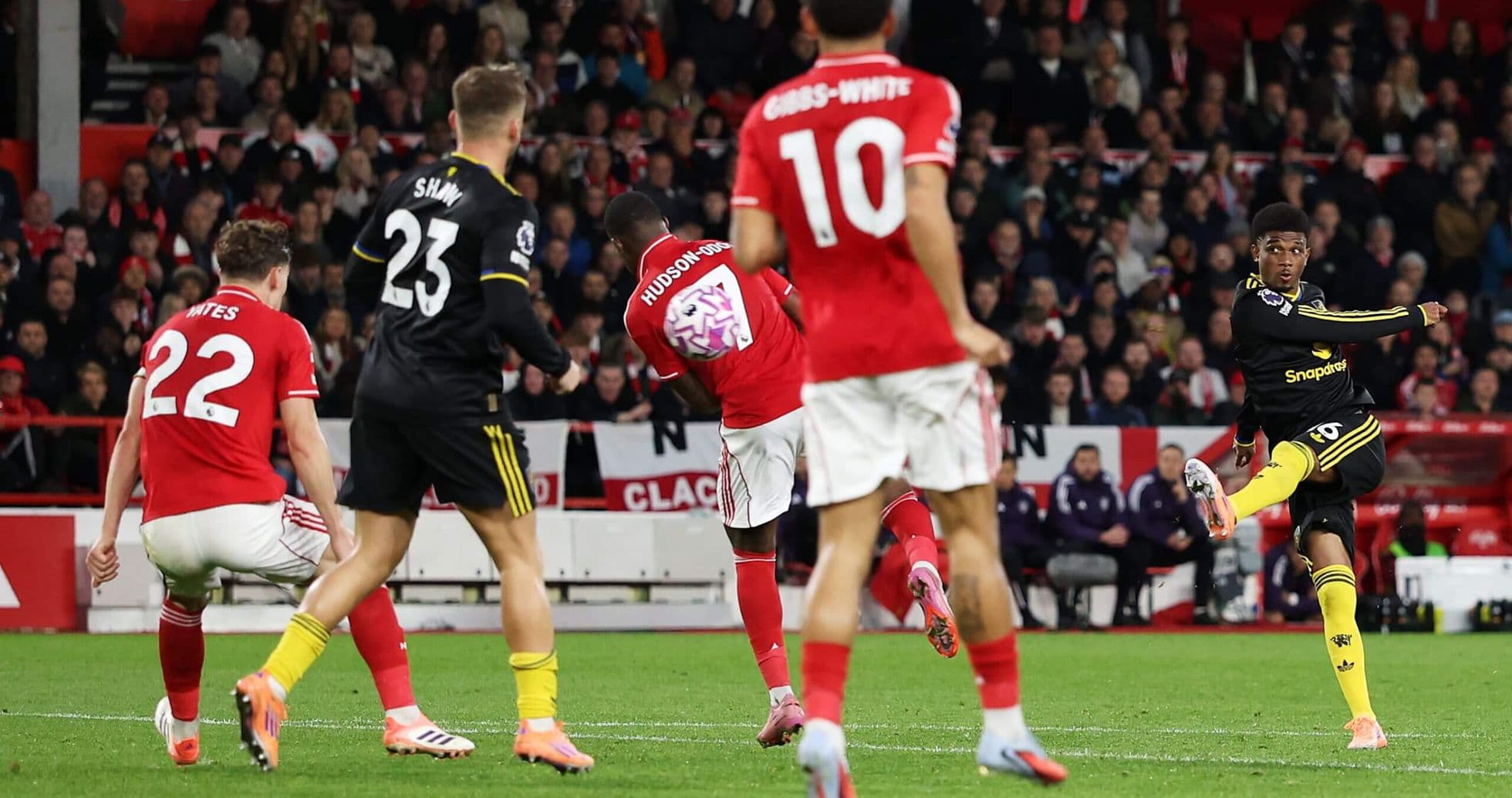 Jugador de Nottingham Forest dispara a portería