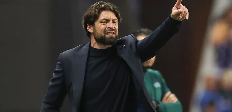 Entrenador dando instrucciones durante el partido
