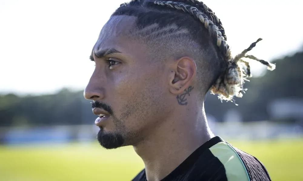 Jugador observando durante entrenamiento al aire libre