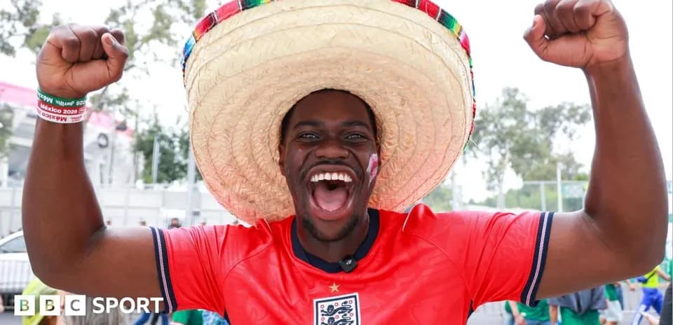 Hombre con sombrero celebrando en evento deportivo