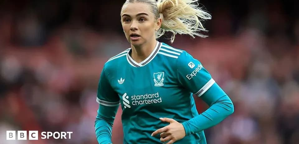 Jugadora de Liverpool corriendo durante un partido