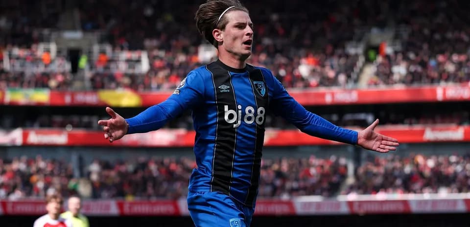 Jugador de Bournemouth celebrando un gol en el estadio