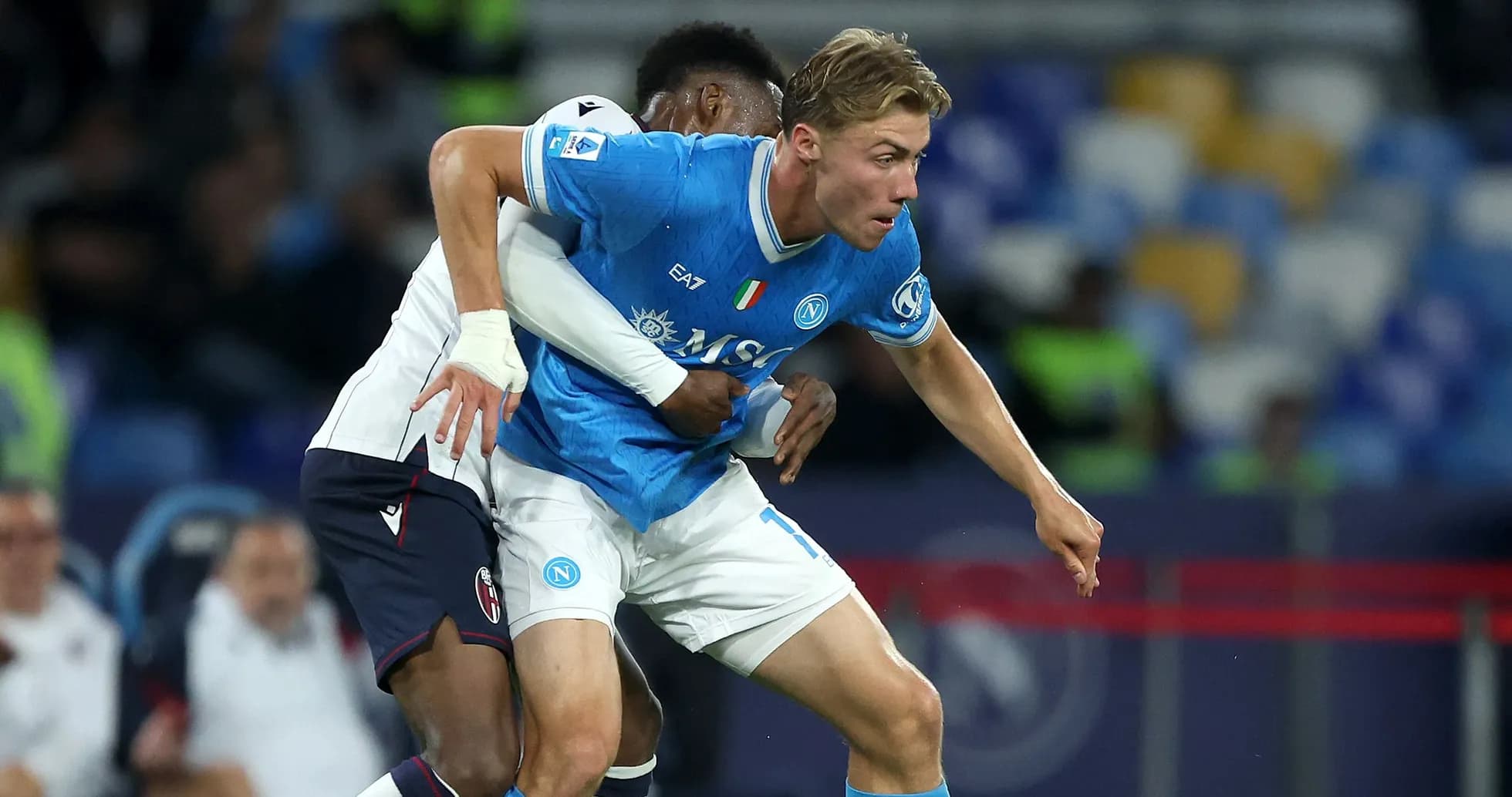 Jugador de Napoli siendo sujetado por oponente