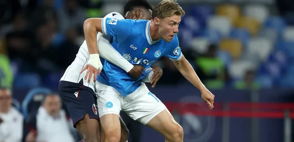 Jugador de Napoli siendo sujetado por oponente