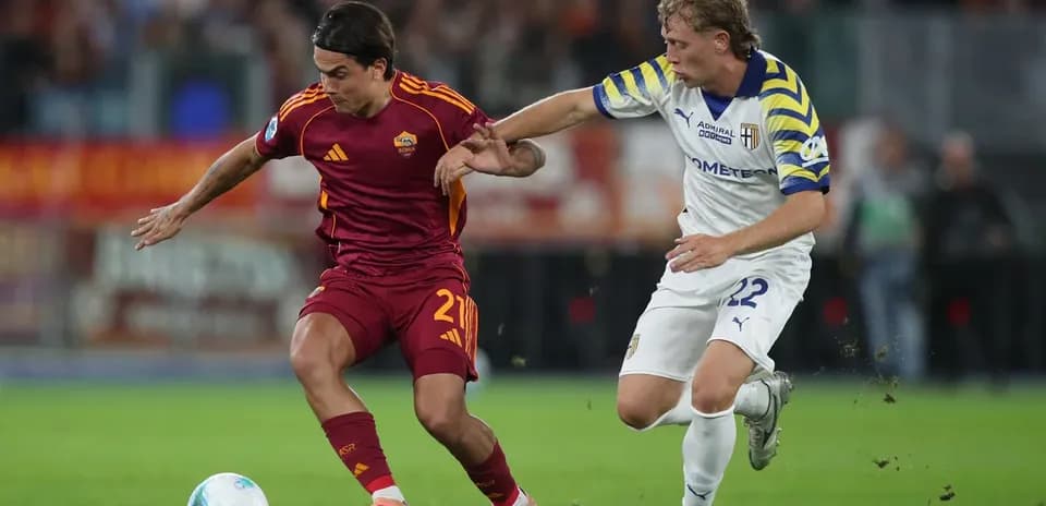 Jugador de AS Roma y Parma en acción