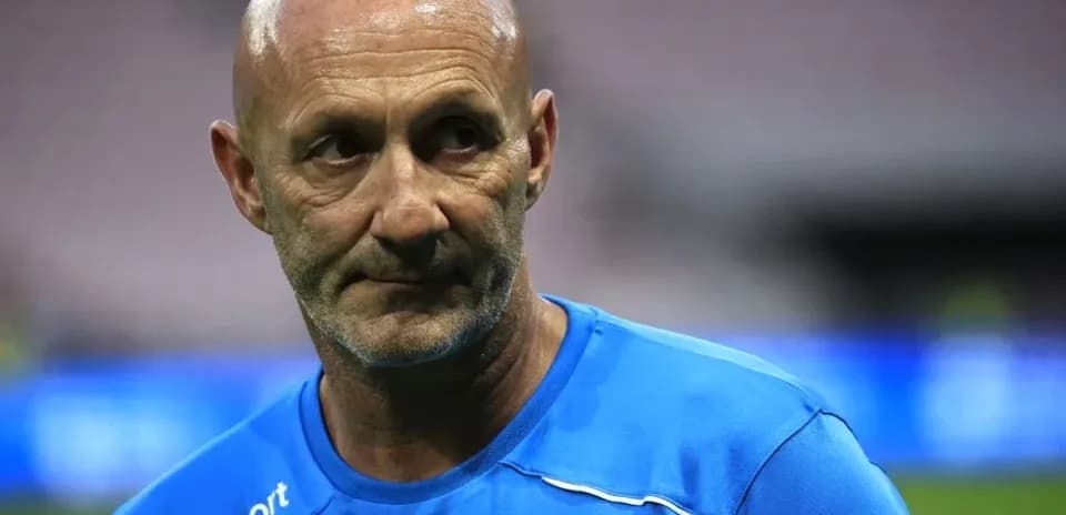 Entrenador en el campo durante el partido