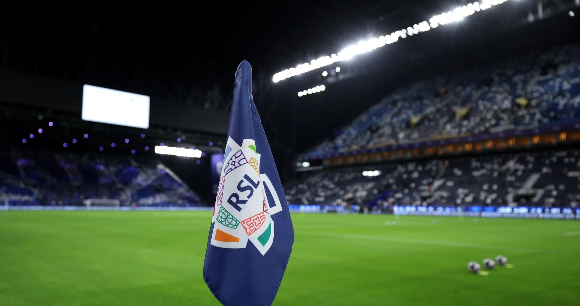 Esquina del campo con bandera de RSL en estadio