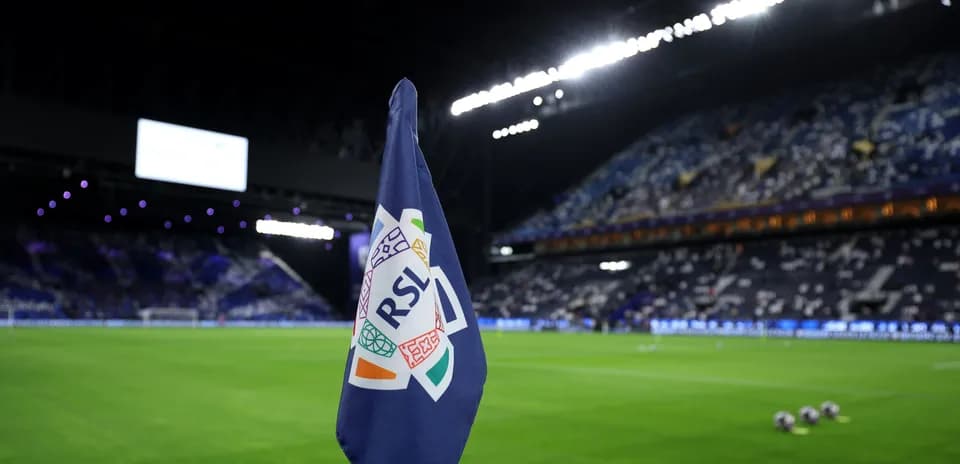 Esquina del campo con bandera de RSL en estadio