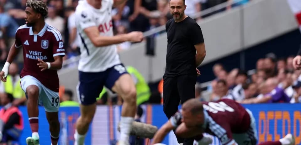 Jugador de Aston Villa corriendo durante el partido