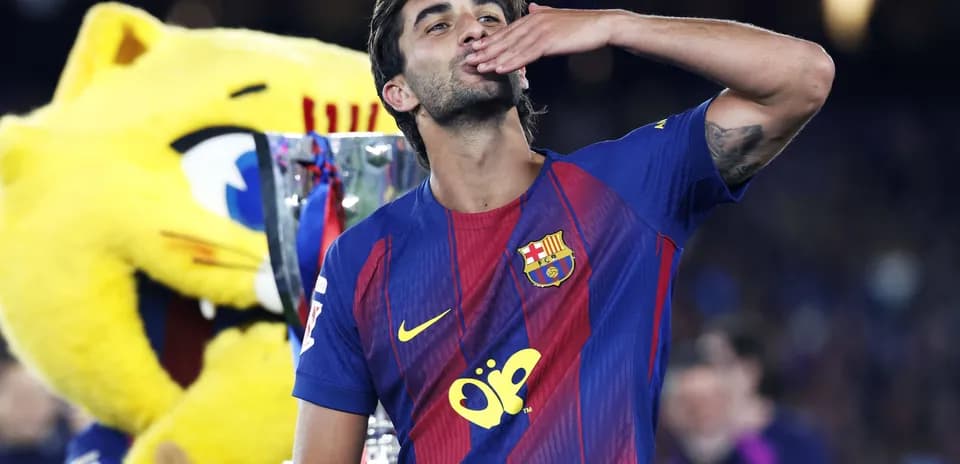 Jugador del FC Barcelona celebrando con trofeo