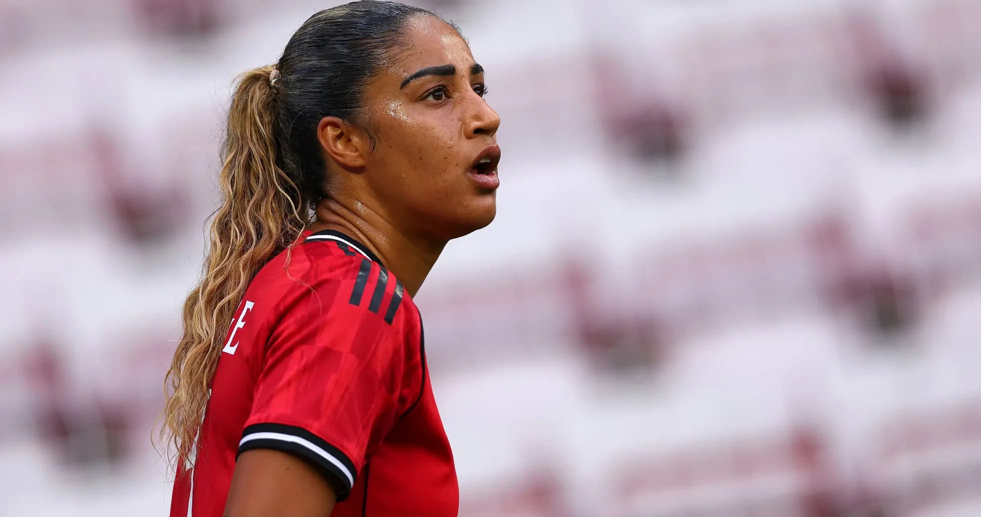 Jugadora con camiseta roja durante un partido