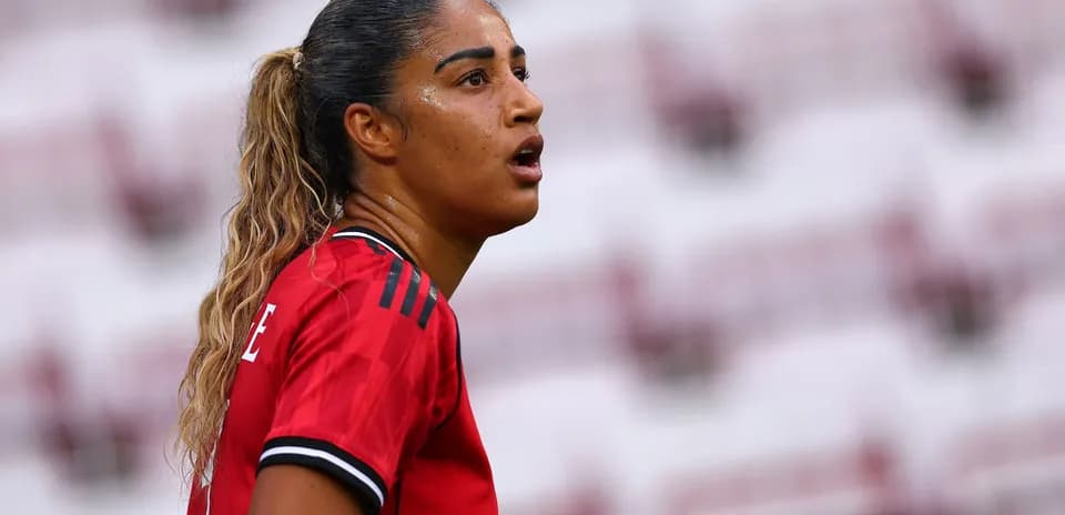 Jugadora con camiseta roja durante un partido