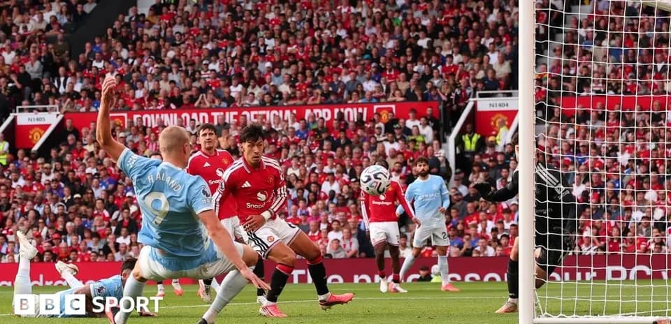 Jugadores de Manchester United y Manchester City en acción
