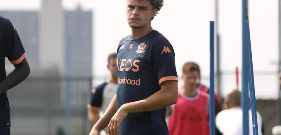 Jugador entrenando en sesión con el equipo