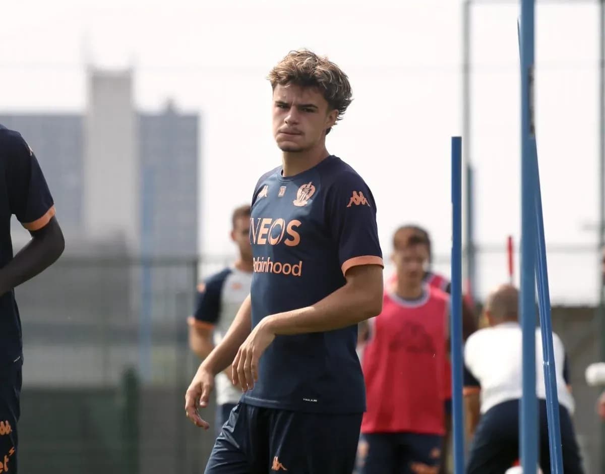 Jugador entrenando en sesión con el equipo
