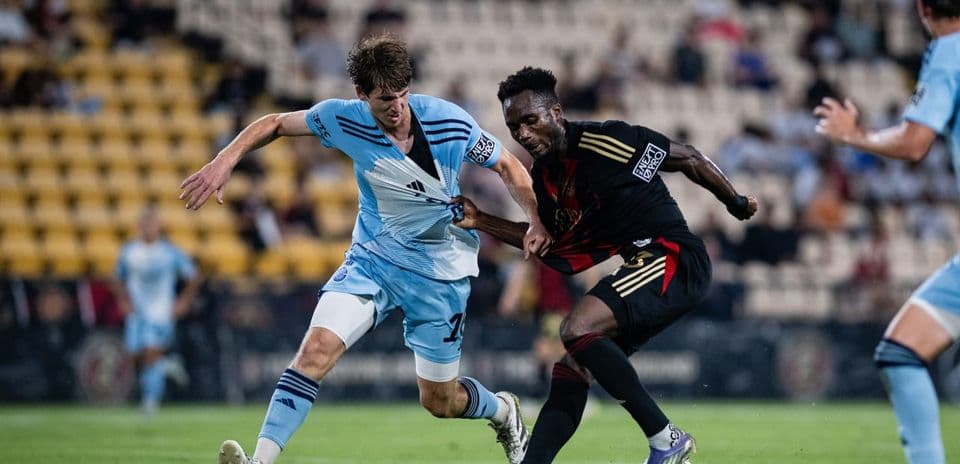 Jugador de Atlanta United II compitiendo por el balón