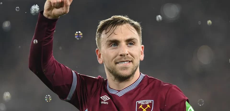 Jugador de West Ham United celebrando con el puño en alto