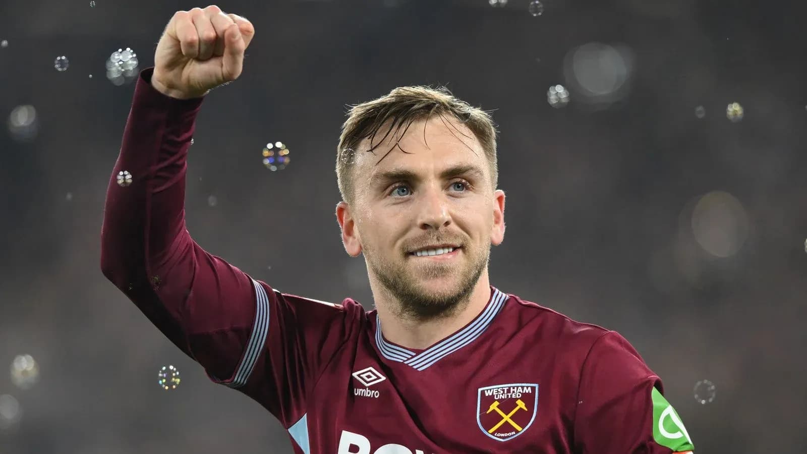 Jugador de West Ham United celebrando con el puño en alto