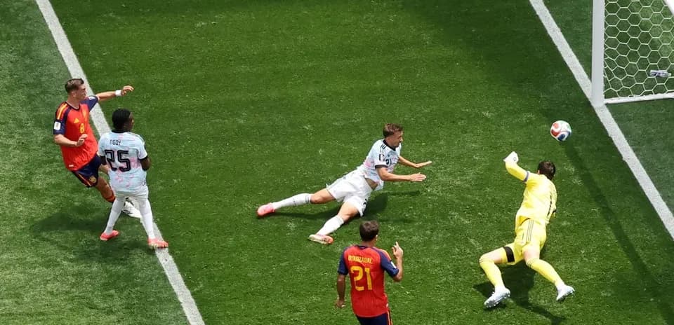 Jugador lanzando el balón hacia la portería