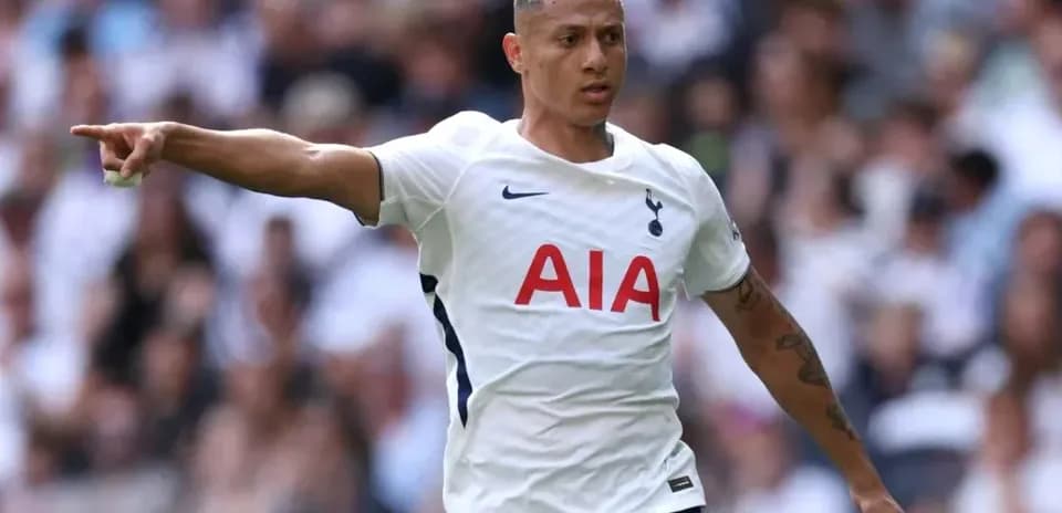 Jugador de Tottenham señalando durante el partido