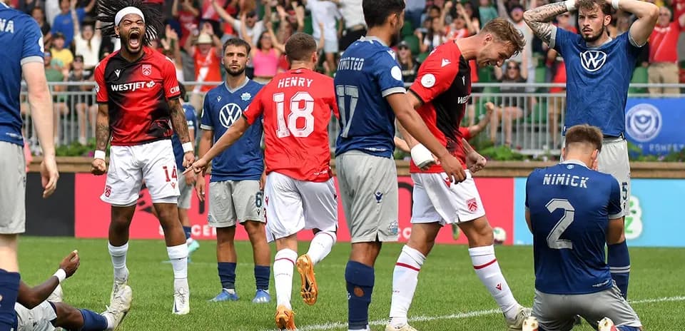 Jugadores celebrando un gol en el partido