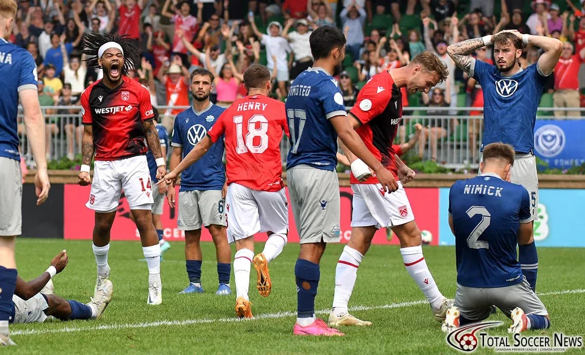 Jugadores celebrando un gol en el partido