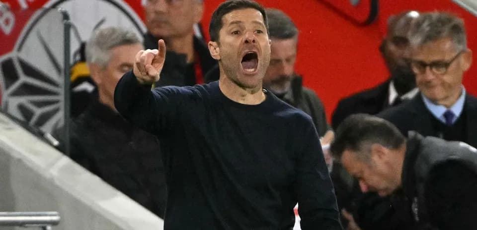 Entrenador dirigiendo al equipo desde la línea de banda