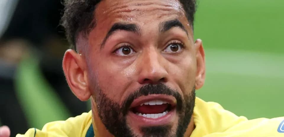 Jugador de fútbol con expresión intensa durante partido