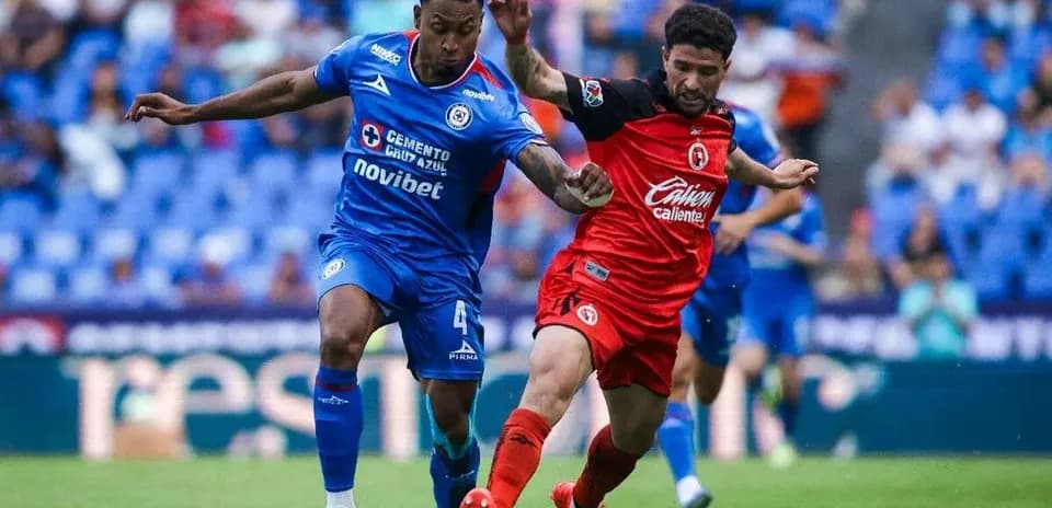 Jugadores de Tijuana y Cruz Azul en acción