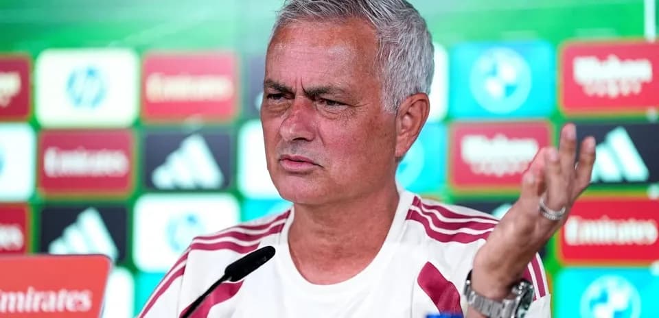 José Mourinho hablando en conferencia de prensa