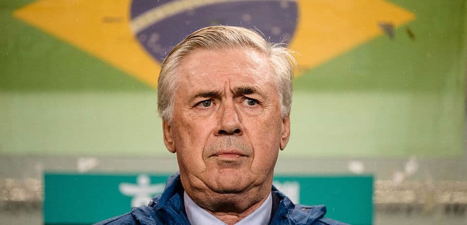 Entrenador con chaqueta de Brasil en estadio