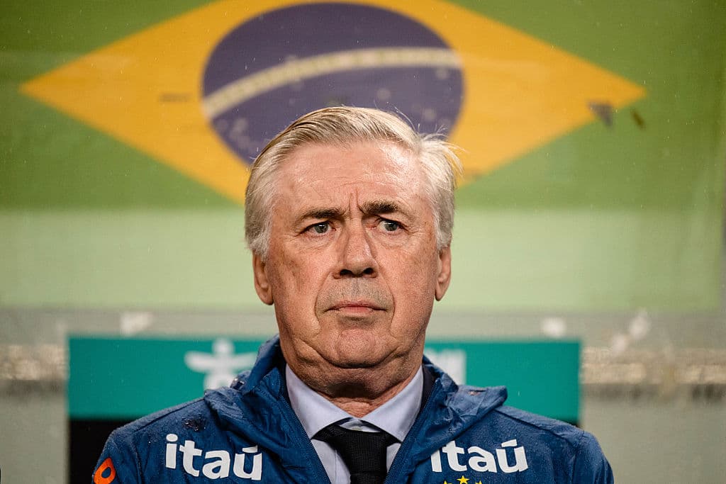 Entrenador con chaqueta de Brasil en estadio