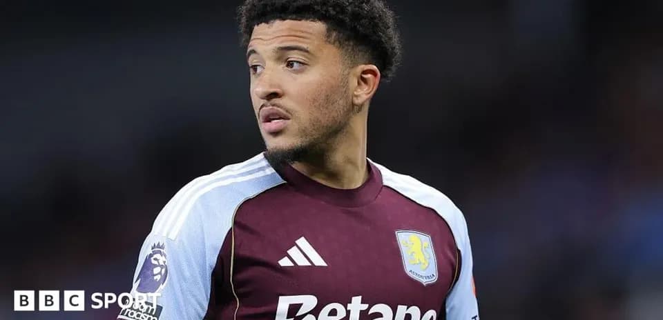 Jugador de Aston Villa en acción durante el partido