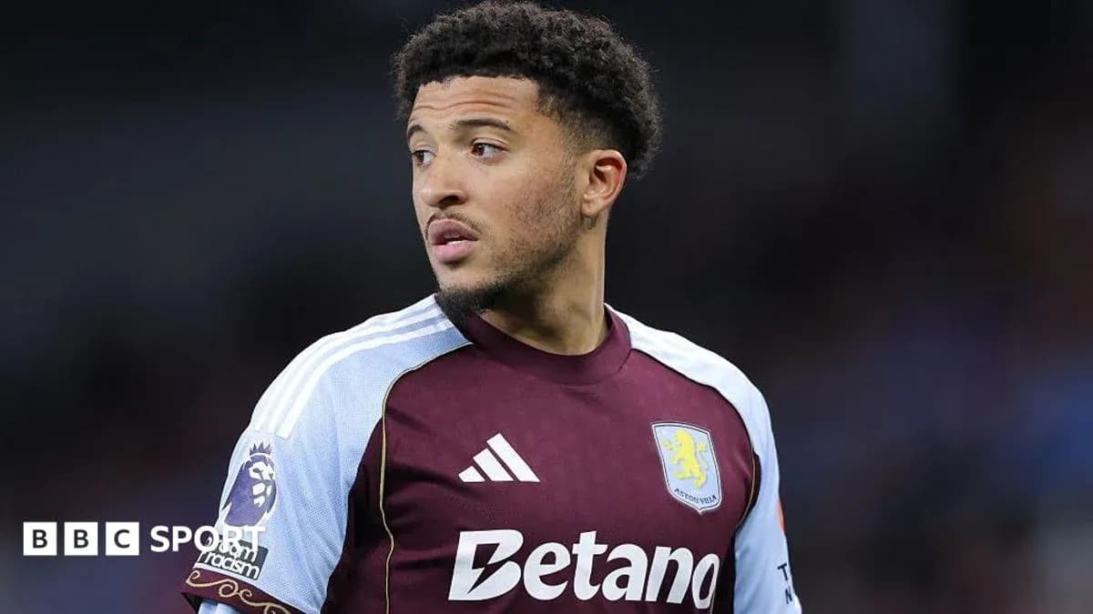 Jugador de Aston Villa en acción durante el partido